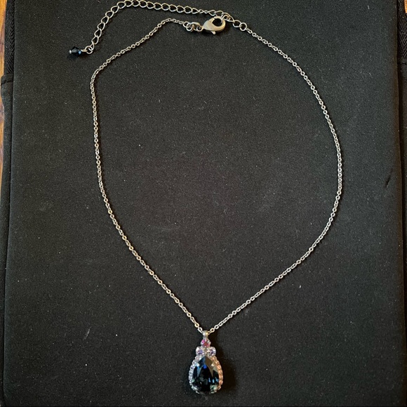 NIQUEA.D Blue Teardrop Crystal Pendant Necklace - Picture 3 of 6